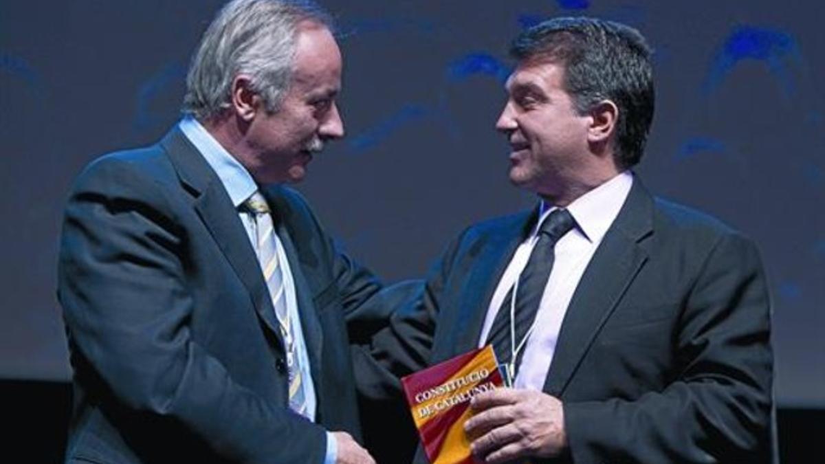 Joan Carretero y Joan Laporta se saludan en la asamblea de Reagrupament celebrada el pasado marzo en el Palau de Congressos de Catalunya.