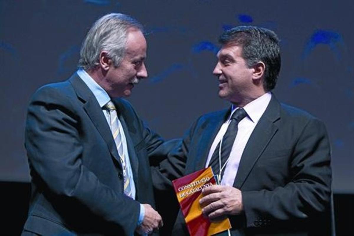 Joan Carretero i Joan Laporta se saluden en l’assemblea de Reagrupament celebrada el març passat al Palau de Congressos de Catalunya. Joan Carretero i Joan Laporta se saluden en l’assemblea de Reagrupament celebrada el març passat al Palau de Congressos de Catalunya.