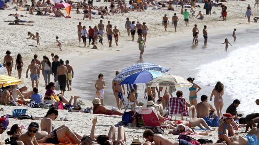 La millor temperatura i l&#039;alça econòmica animen les vacances