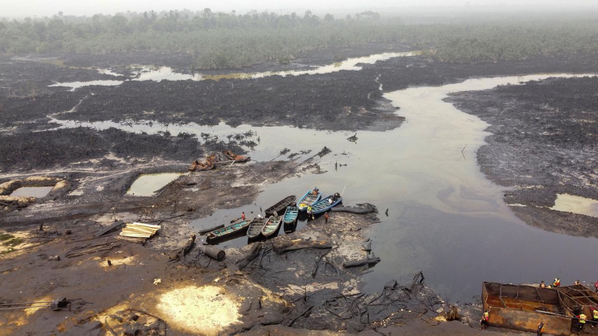 Imagen desde un dron de la mancha de contaminación por petróleo en el río en Bakana, en el estado de Rivers, Okrika, Nigeria