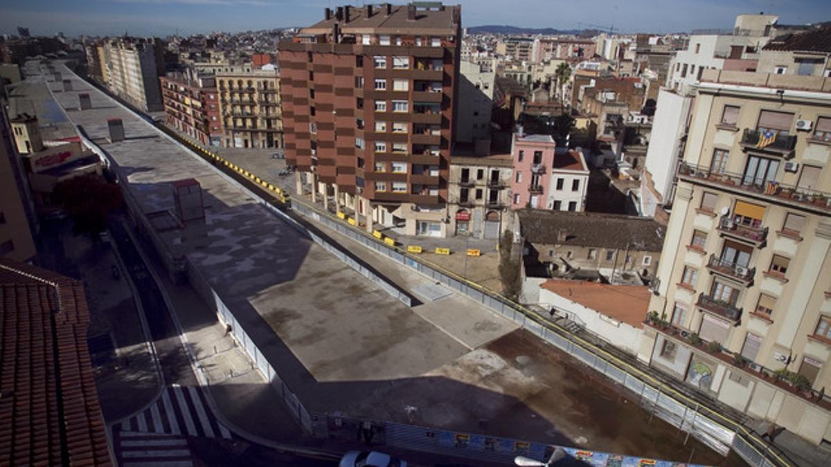 El cajón sobre las vías del tren y el metro en Sants, finalizado y pendiente de urbanizar desde hace más de un año.