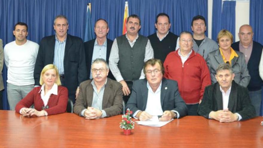 Manuel Bosch (2º izqda. sentado), en una reunión de la directiva de la FFIB.