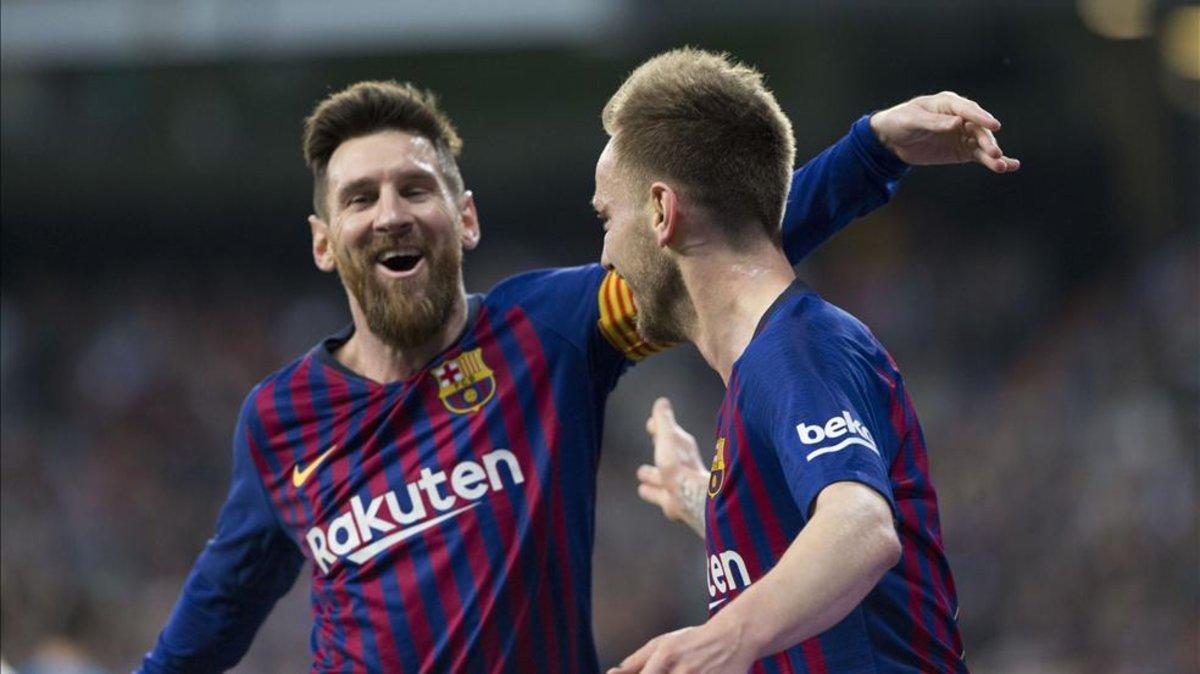 Leo Messi felicita a Rakitic en el gol que deja al Real Madrid fuera de la Liga