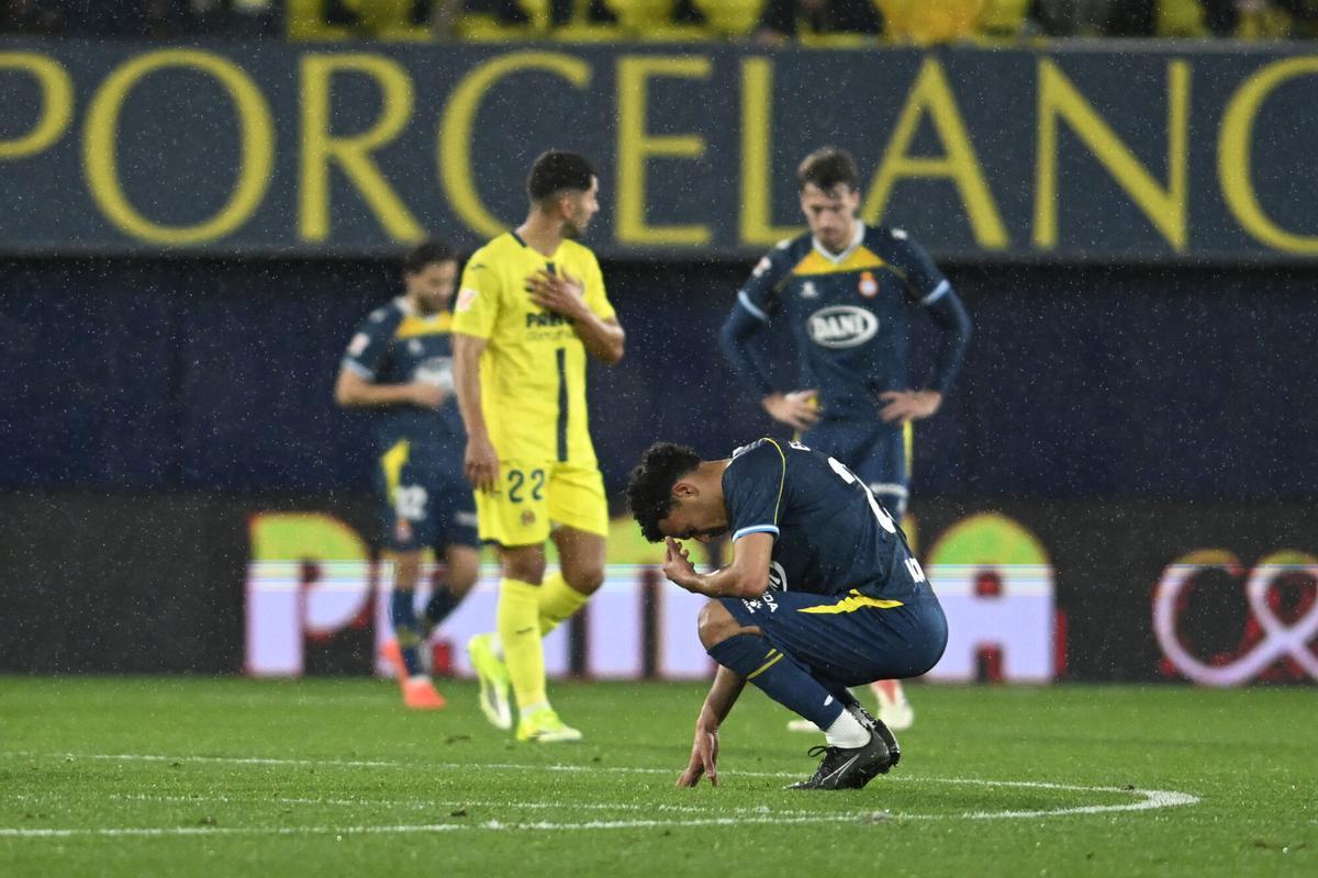 Omar el Hilali, cabizbajo junto a Urko y Ayoze, tras concluir el encuentro ante el Villarreal.