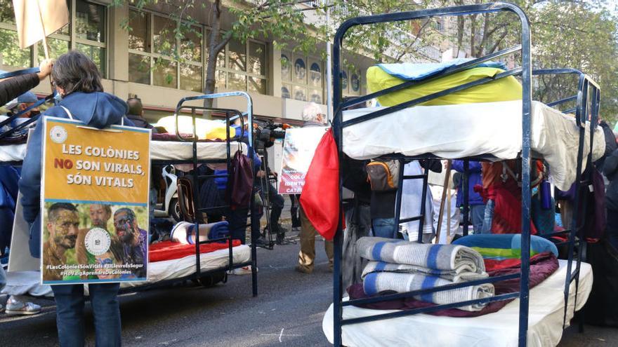 Lliteres al mig del carrer davant la Direcció General de Joventut per protestar per la situació del sector de les colònies