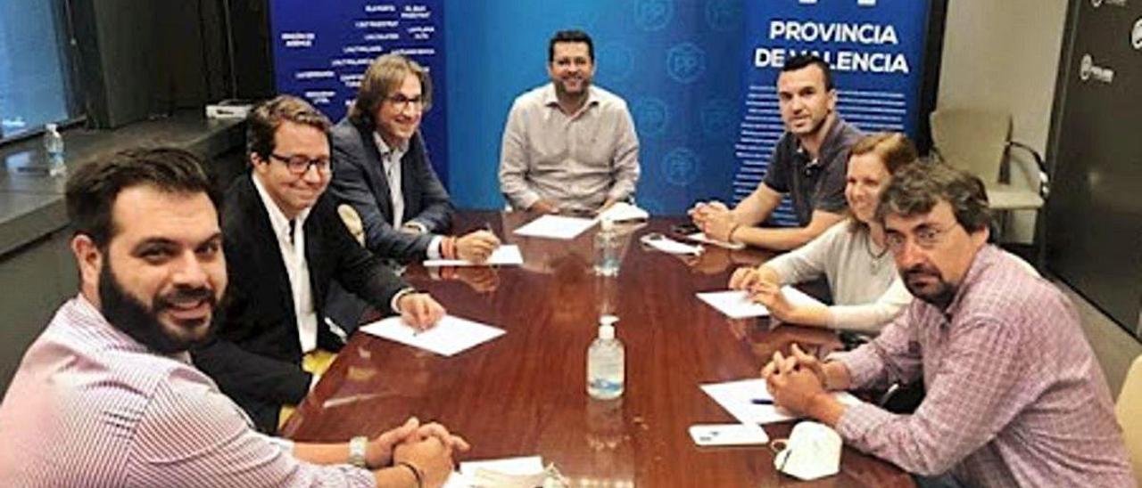 Adsuara, presidiendo la mesa, junto a Mompó, alcaldes y otros diputados provinciales.