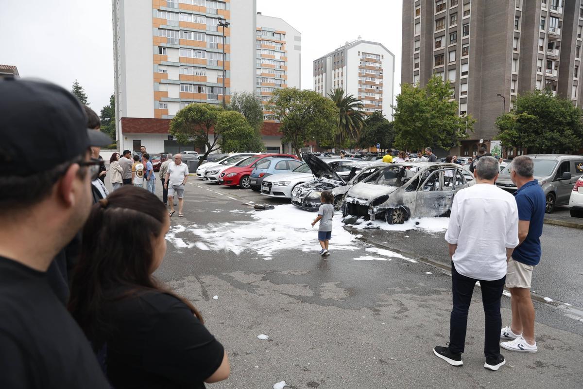 El incendio de varios coches en un parking de Gijón, en imágenes