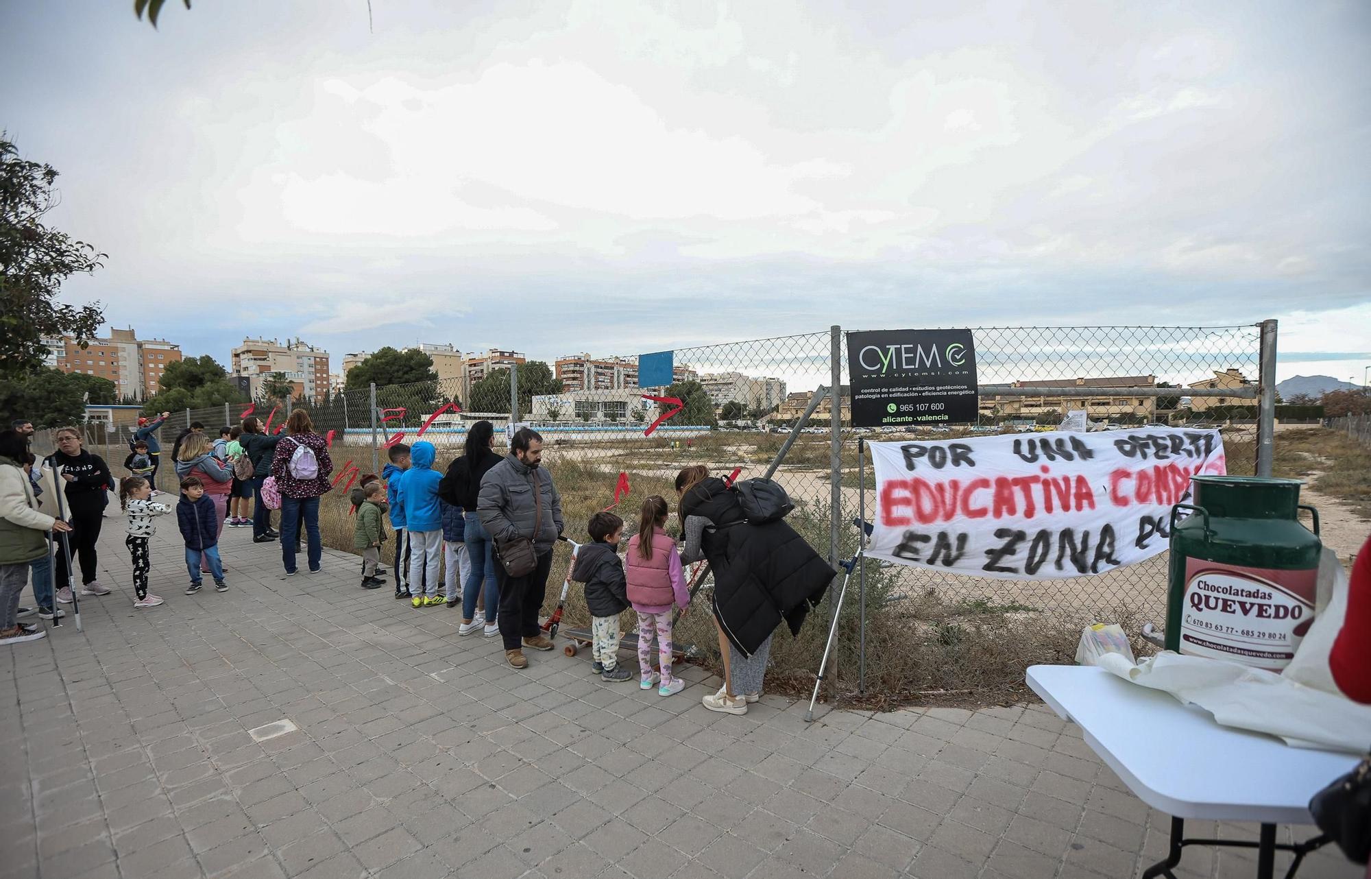 Chocolatada reivindicativa por el nuevo colegio La Almadraba de Alicante