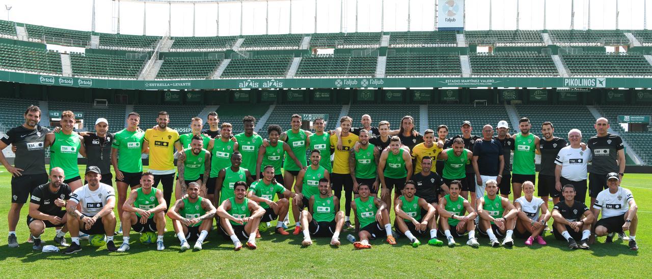 Plantilla, cuerpo técnico y trabajadores del Elche posan juntos tras el entrenamiento.