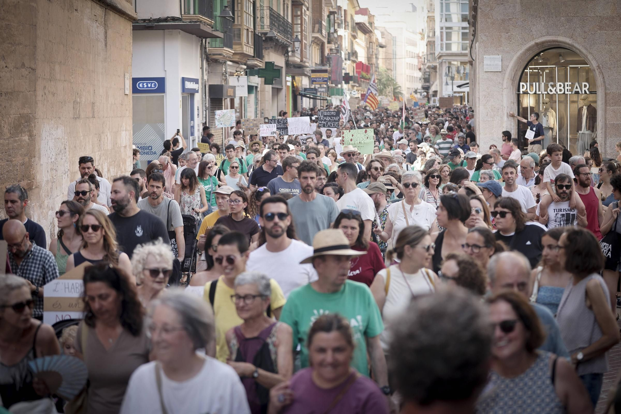 Las mejores pancartas y las imágenes de la manifestación contra la saturación turística en Mallorca