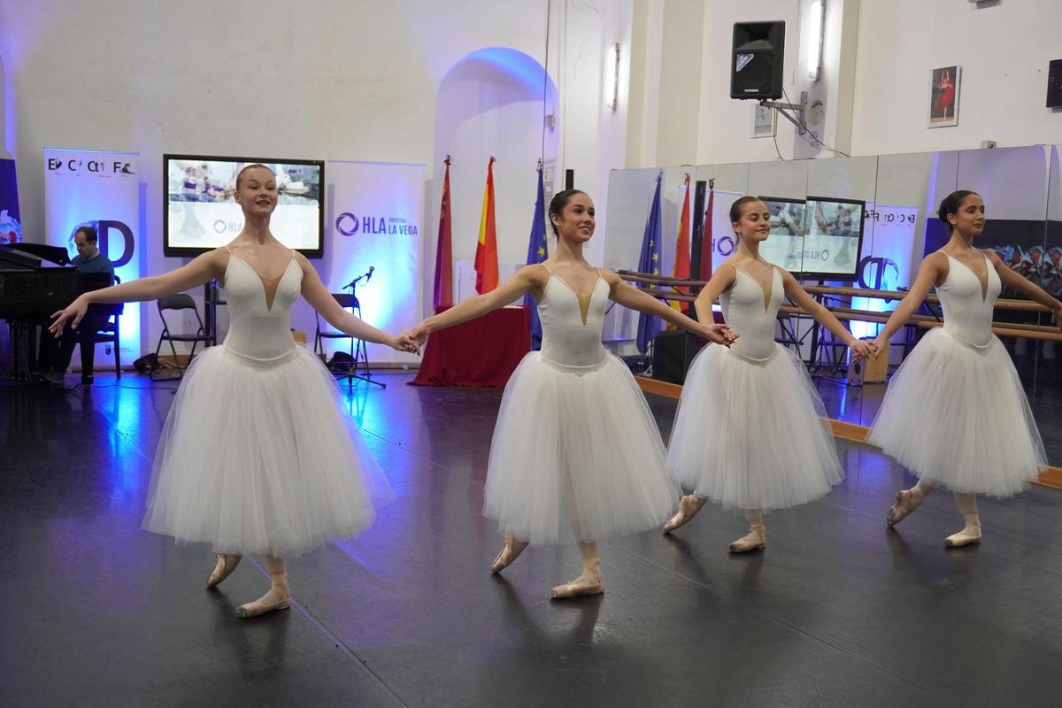 Exhibición de alumnas del Conservatorio de Danza de Murcia en el acto de firma del convenio con HLA La Vega.