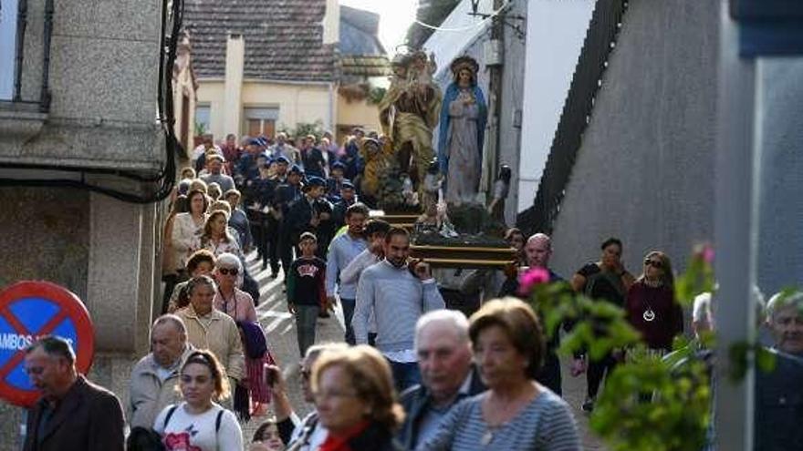 Procesión celebrada ayer en Raxó. // Gustavo Santos