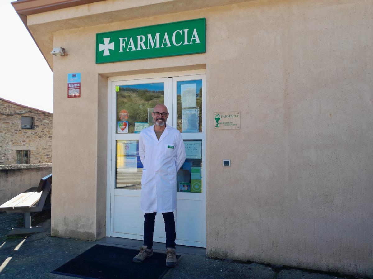 Rubén Darío Tenorio Sanabria a la puerta de la farmacia en Figueruela de Arriba.
