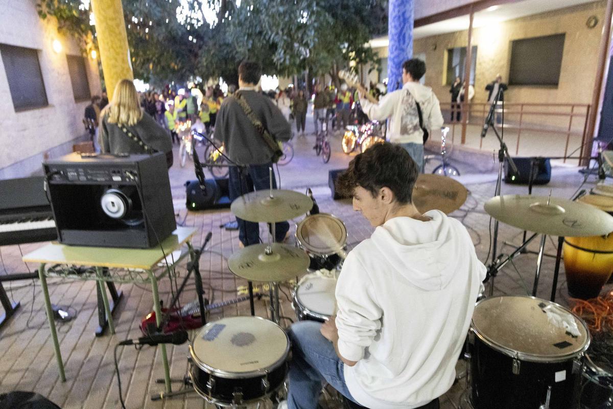 El "Bicillum" toma las calles de Elche una nueva Navidad El "Bicillum" toma las calles de Elche una nueva Navidad