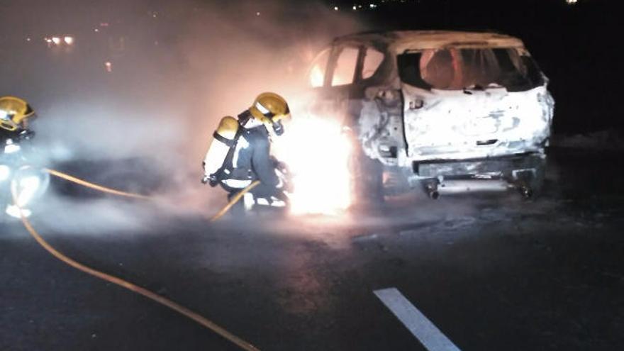 Arde un coche en Tías de madrugada