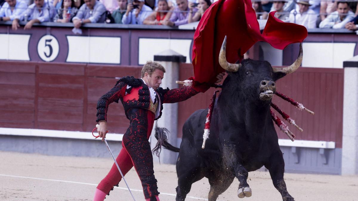 Clemente culmina una tanda con un pase de pecho al astado de Juan Pedro.