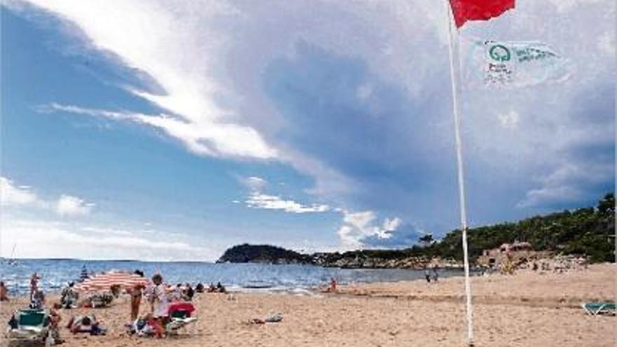 La bandera vermella, onejant a la platja de Castell, ara fa uns dies.