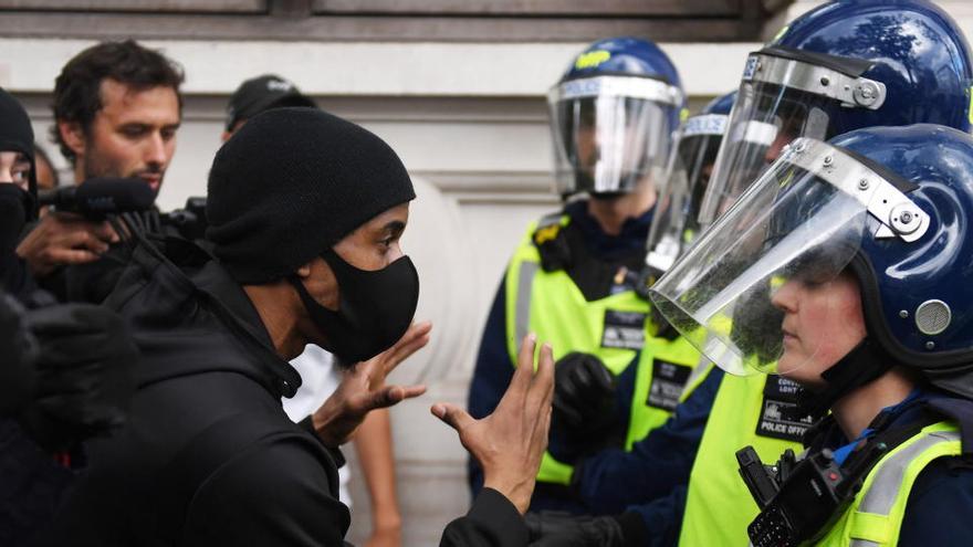 Un grupo de manifestantes discute con la Policía.