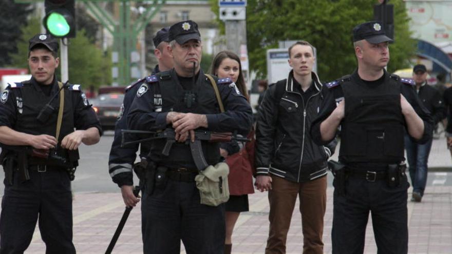 Agentes hacen guardia en un edificio de la Administración en Lugansk.