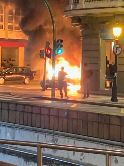 Un coche arde en la plaza de Pontevedra