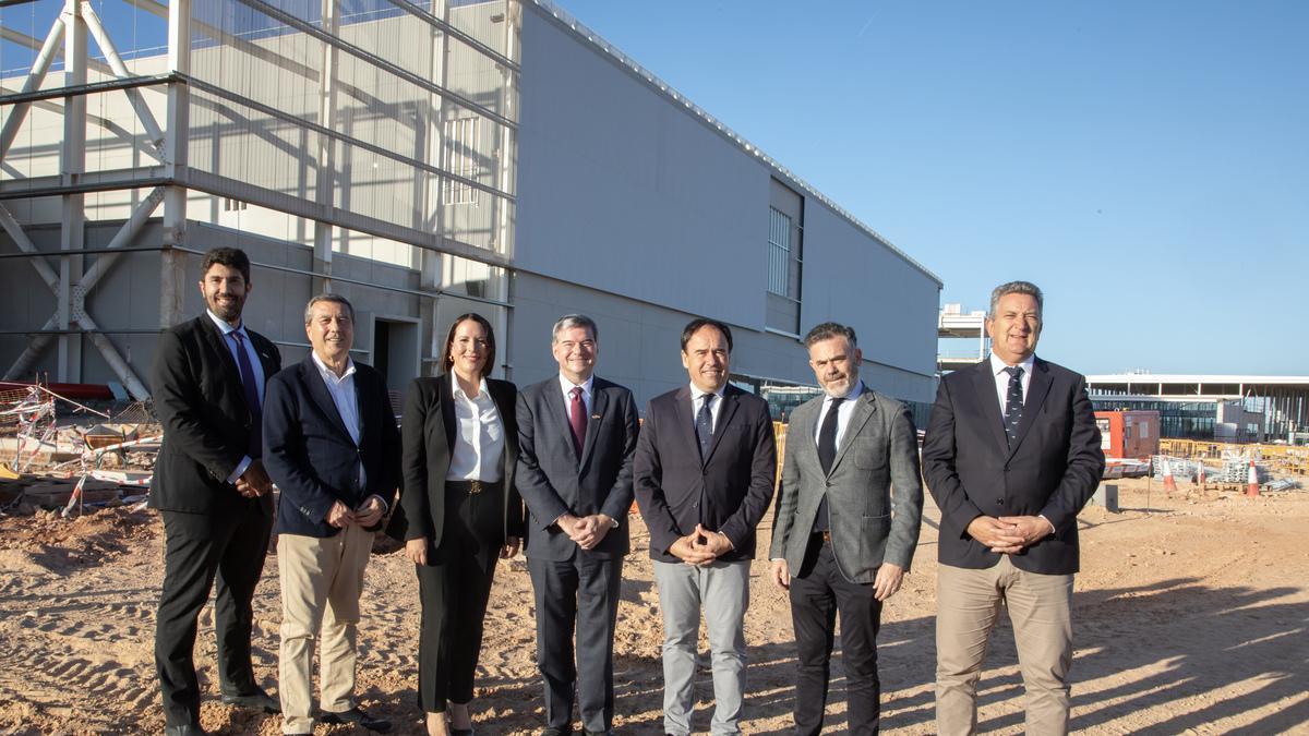 Visita institucional en abril a las obras de la planta de Edwards en Moncada, liderada por el jefe del Consell, Juanfran Pérez Llorca.