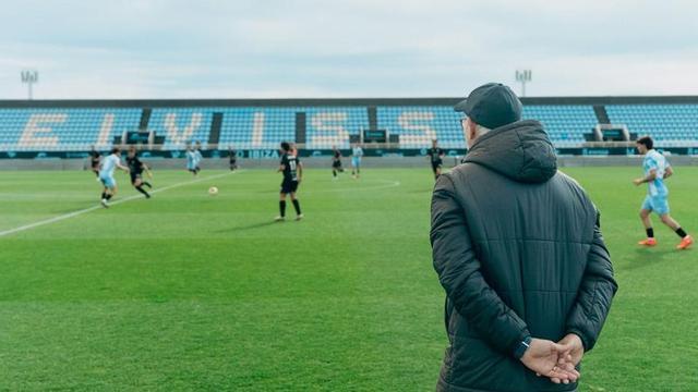 Miguel Álvarez visualiza desde el área técnica el partido entre la UD Ibiza y la Peña Deportiva. | UD IBIZA