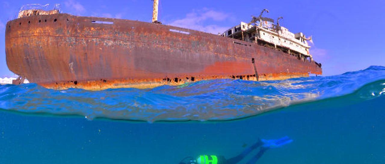 Fotografía submarina del barco &#039;Telamón&#039;, que se encuentra semihundido en el litoral de Arrecife desde 1981.