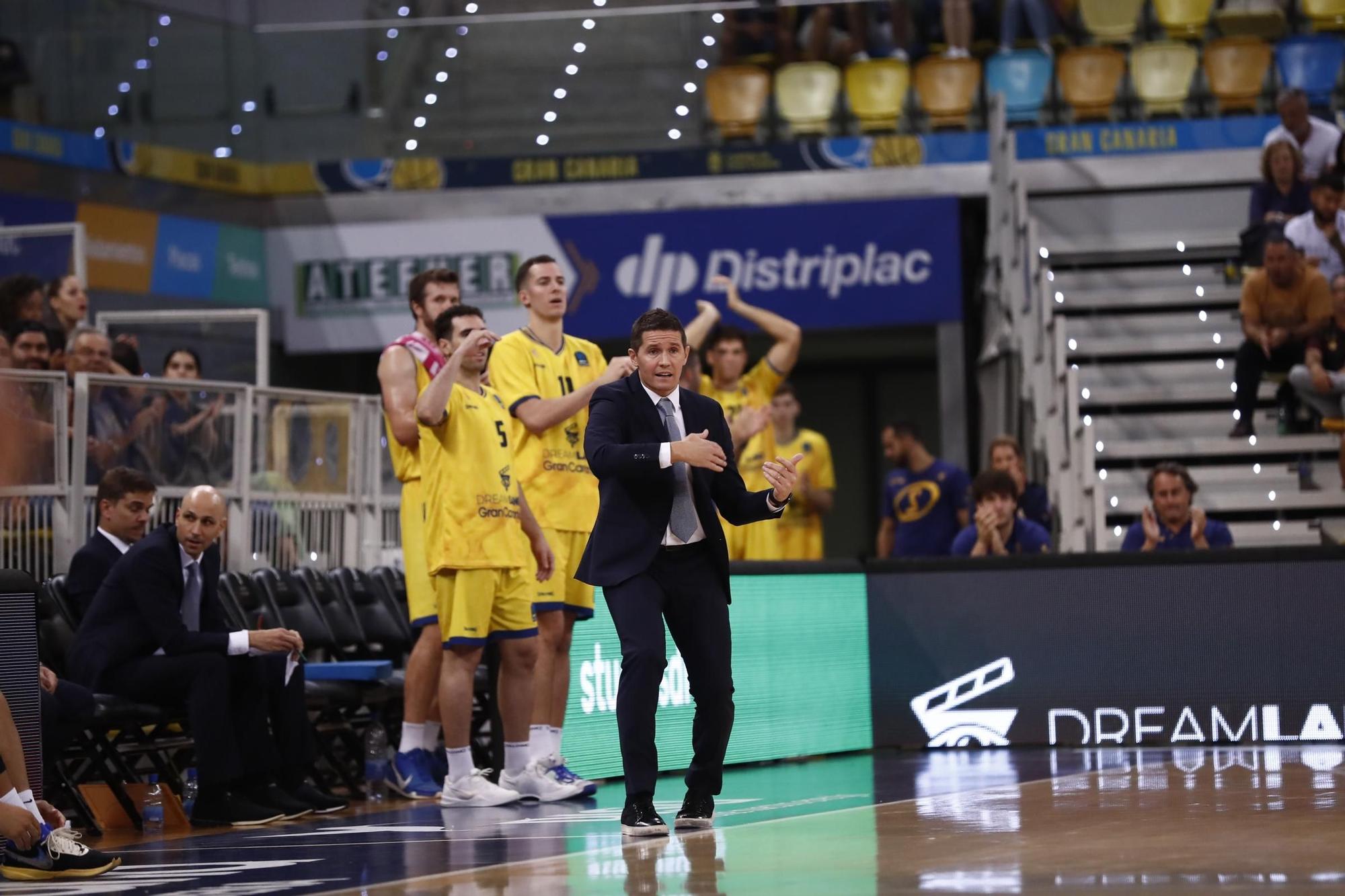 Lakovic da instrucciones a sus jugadores frente al Bourg-en-Bresse