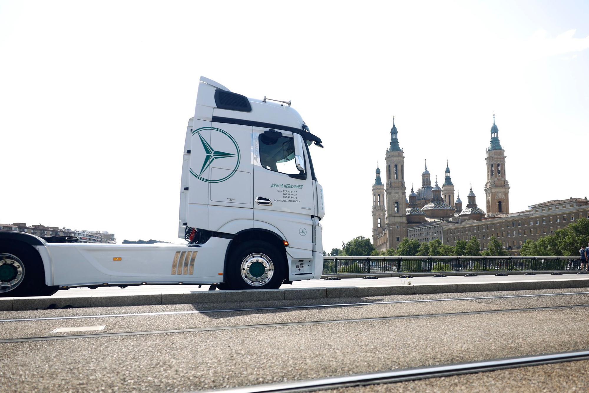 En imágenes | Una treintena de camiones honran en Zaragoza a San Cristóbal, el patrón de los conductores