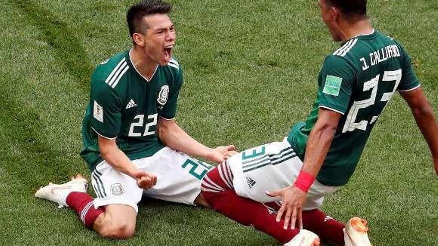 Lozano (22) celebra el gol con Gallardo.