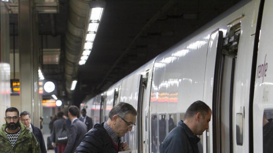 Viajeros del AVE en la estación de València.