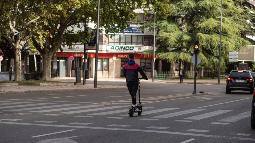 Un joven circula con patinete por la capital.