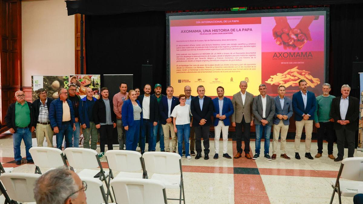 Foto de familia tras el evento.