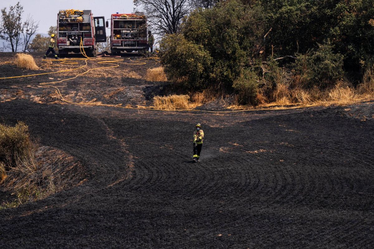 GUARDIOLA 02/07/2025 Sociedad. Bombers ayudando a combatir los focos que salen. Incendio en lleida con dos muertos y miles de evacuados. FOTO de ZOWY VOETEN