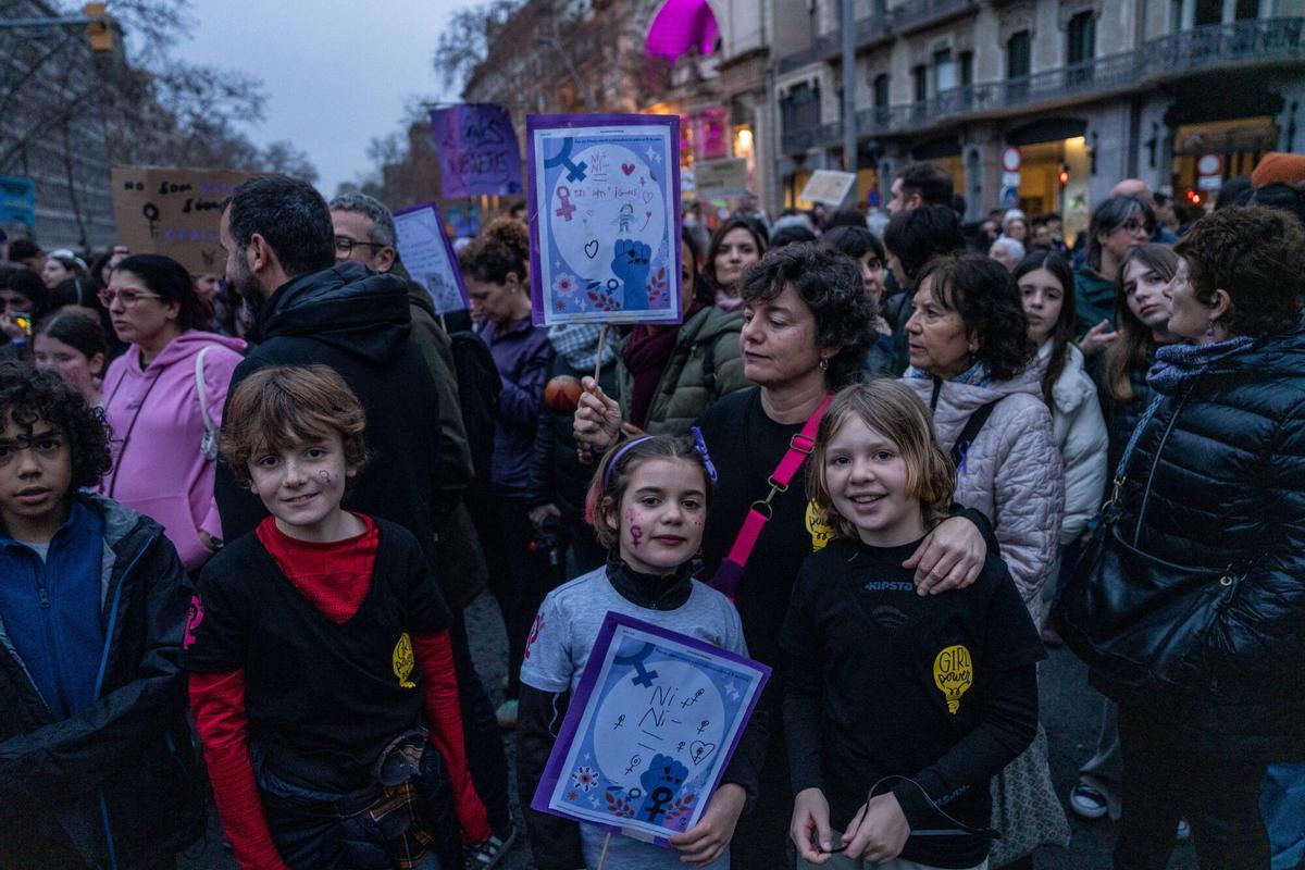 Protesta multitudinaria: miles de personas se movilizan en el 8M de Barcelona en una manifestación marcada por los cuidados de las mujeres