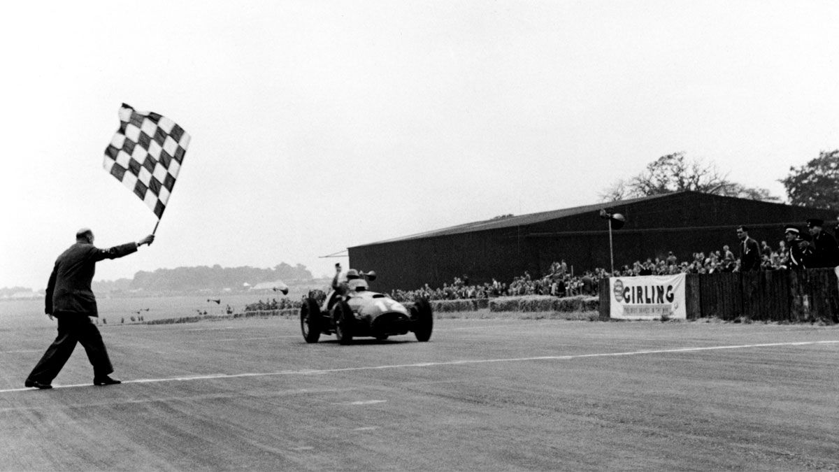 Froilán González cruzando la meta en Silverstone 1951