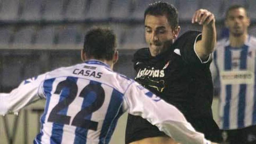 Miguel lucha un balón en la última visita del Oviedo a Mendizorroza.