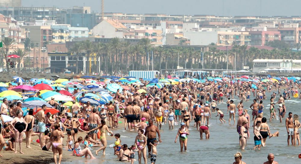 La playa del Cabanyal reabre tras su cierre por vertidos fecales