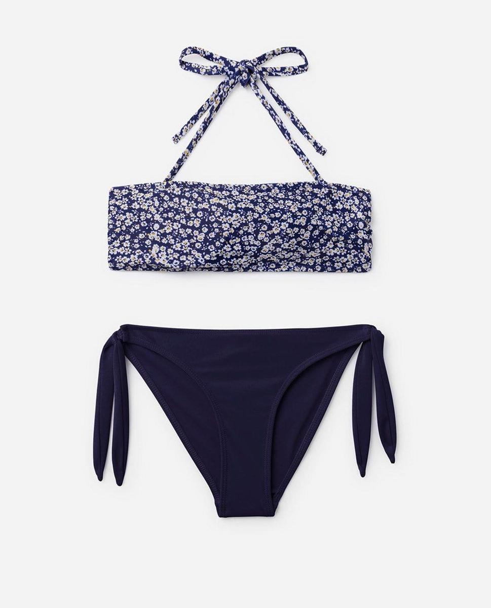 Bikini con top bandeau con flores y braga lisa de Lefties. (Precio: 4,99 euros)