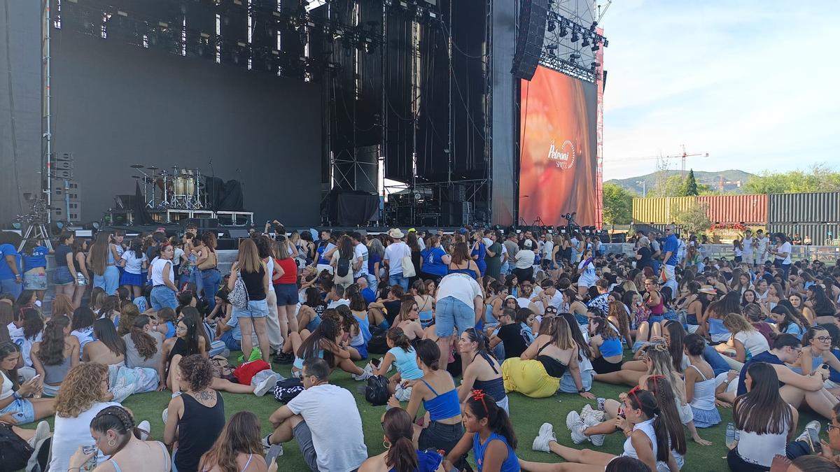 Los fans de Aitana se instalaron frente al escenario principal horas antes del inicio de los conciertos