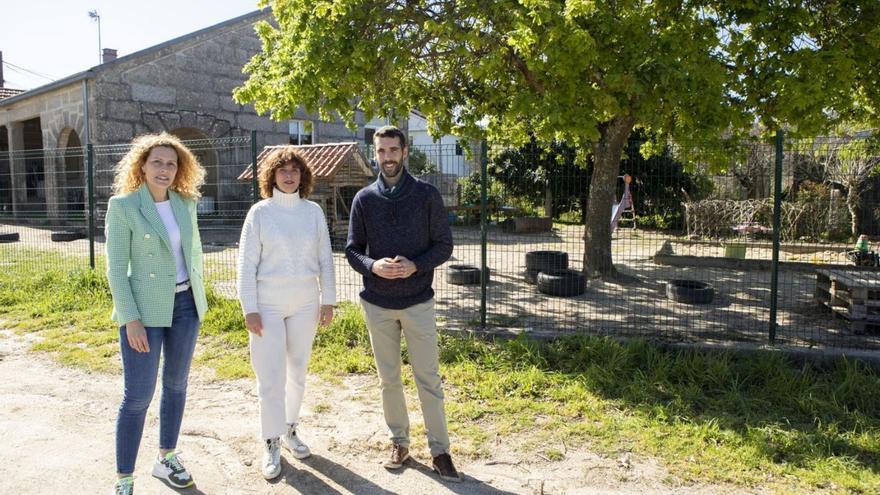 Leticia Gallego, Nuria Lamela y Brais Misa, ayer, frente a un aula del CRA de Peitieiros.   // D.P.