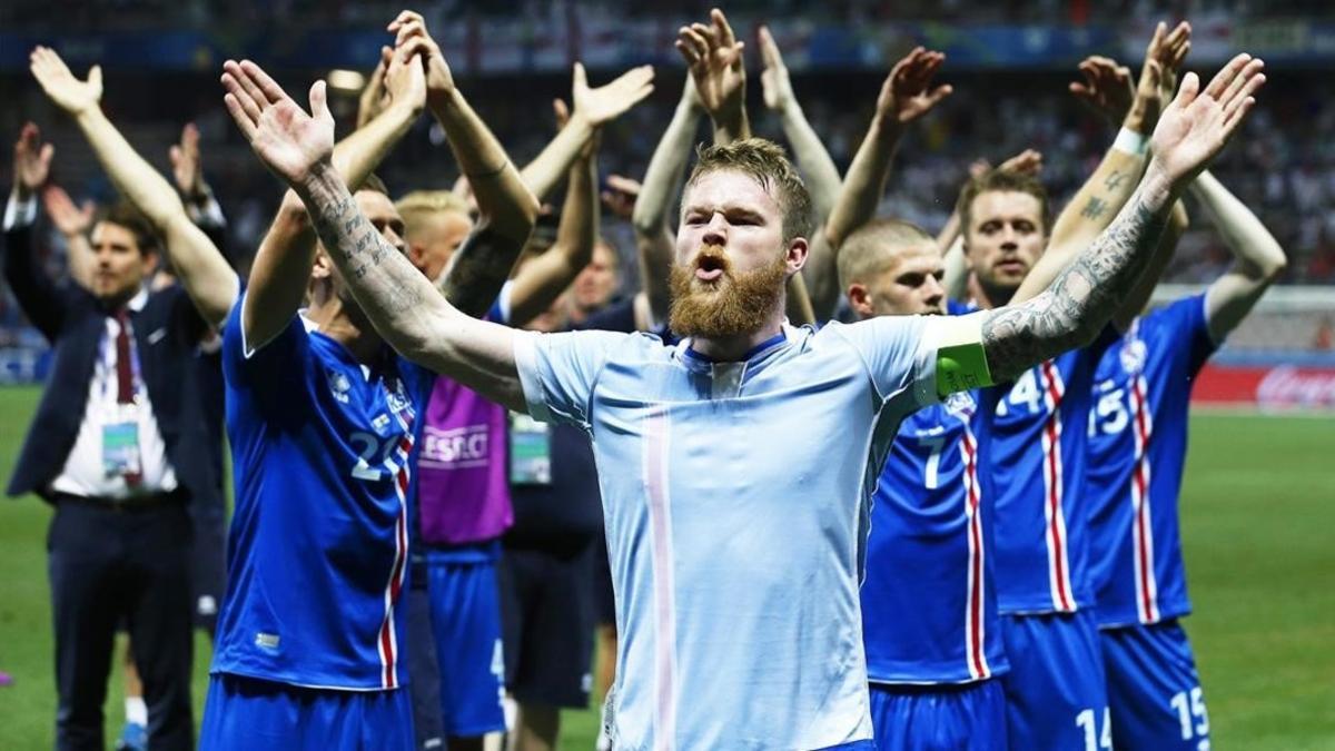El capitán de Islandia, Aron Gunnarsson, celebra junto a su afición la victoria ante Inglaterra en octavos de la Eurocopa