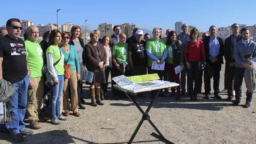 Miembros de la plataforma que apoya la creación de una gran zona verde en Repsol.