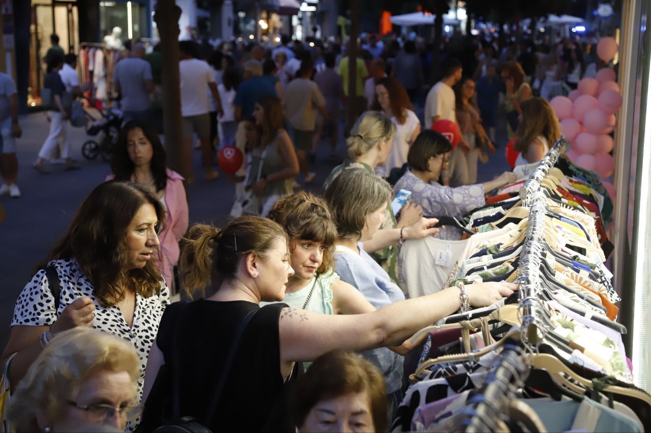 El centro de Córdoba se llena de ambiente en la Shopping Night 2025
