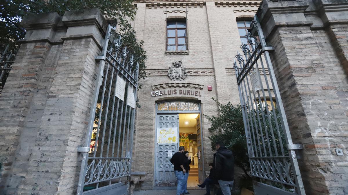 En la entrada al antiguo instituto Luis Buñuel hay un cartel en el que puede leerse ‘Orgullo de Barrio’.