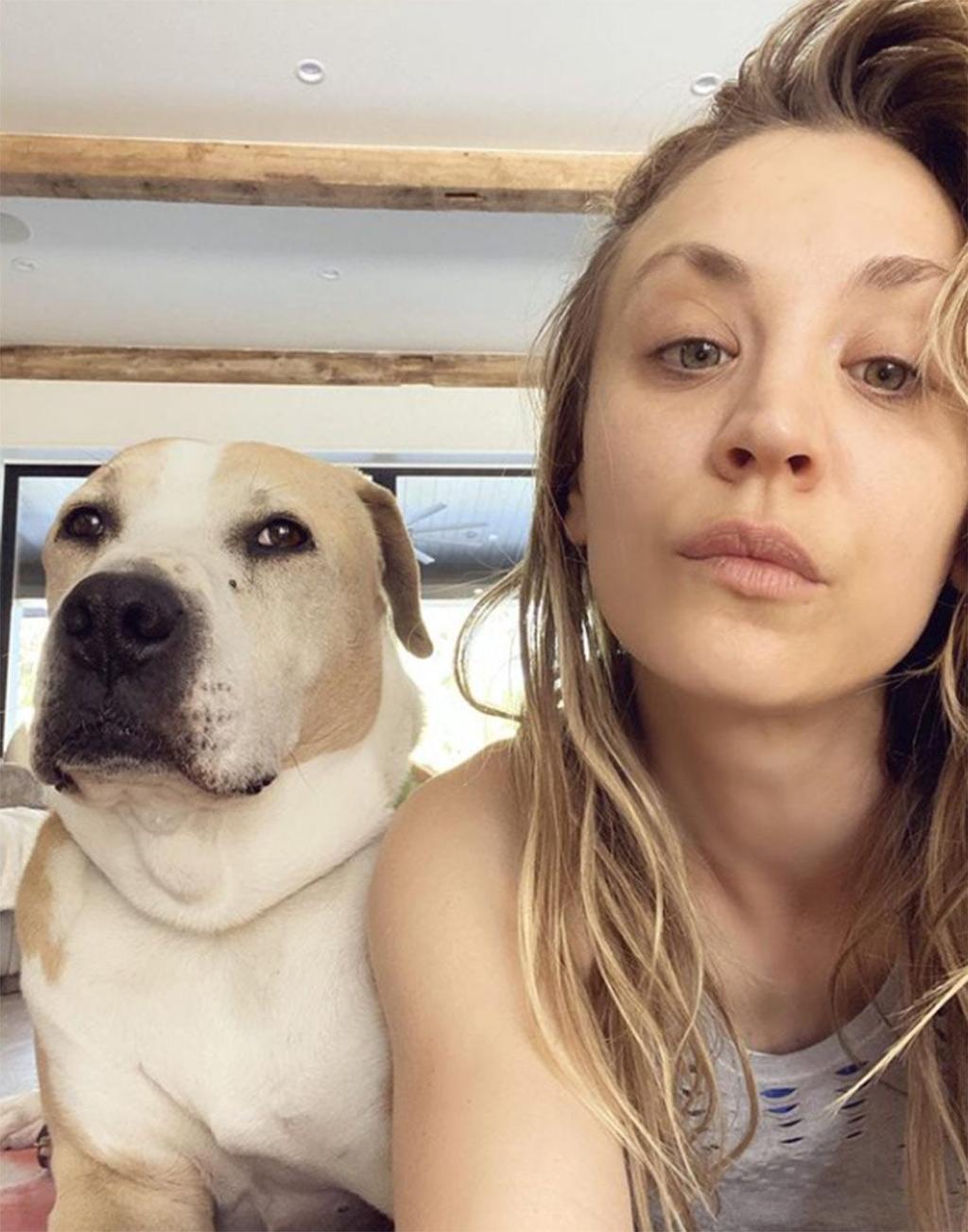 Kaley Cuoco con su perro Norman
