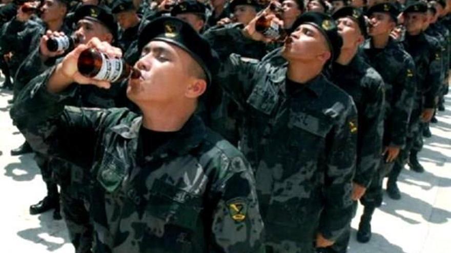 Un ejercito bebiendo cerveza