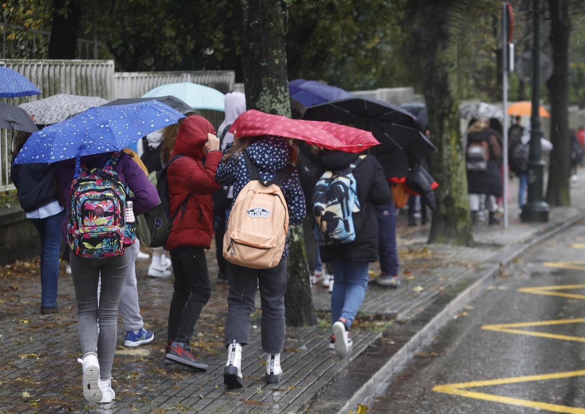 ESCOLARES A LA SALIDA DE UN INSTITUTO DE VIGO
