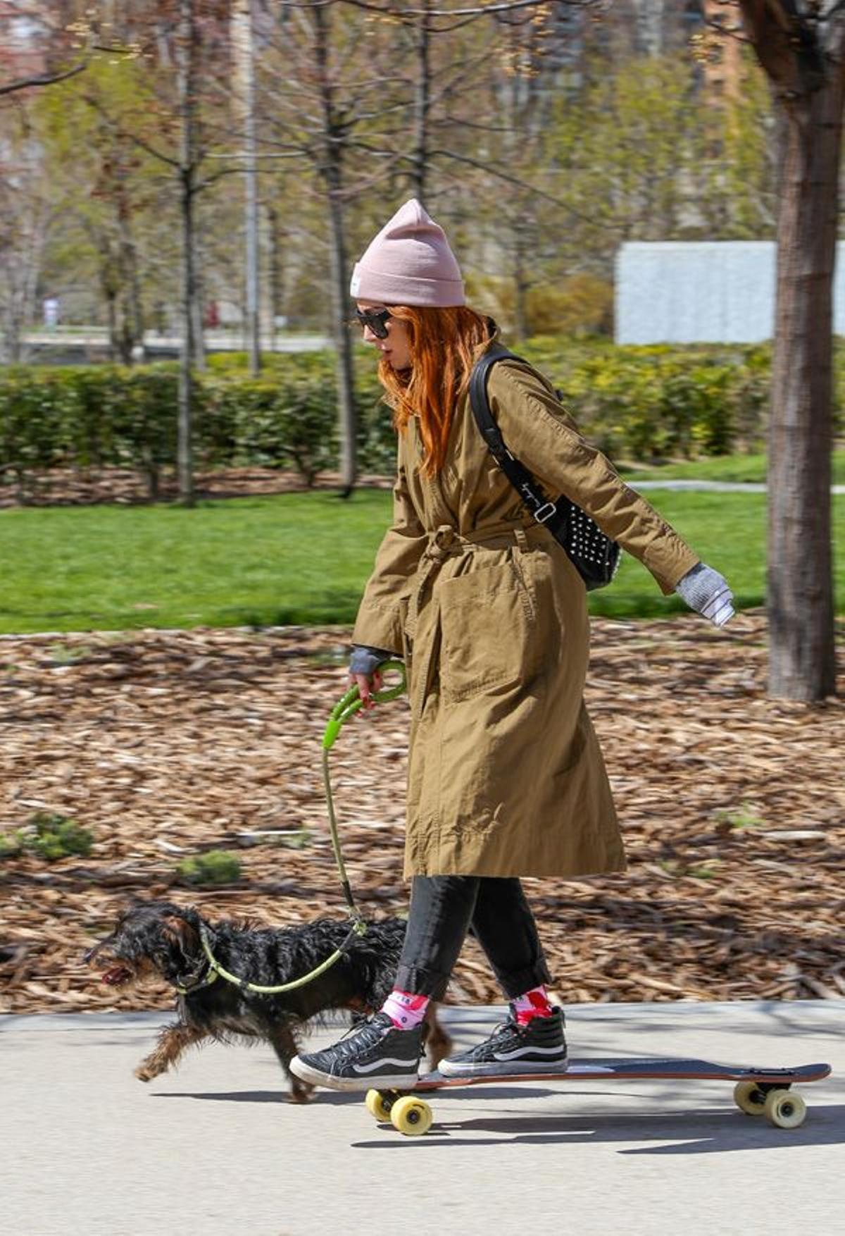 El look de Blanca Suárez con gorro de lana y su nueva melena naranja