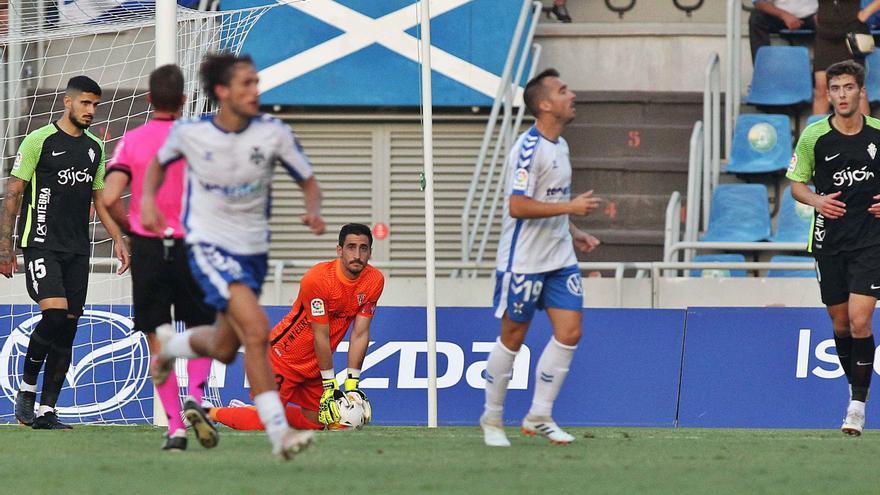 La crónica del Tenerife-Sporting: los palos dan un punto a los rojiblancos